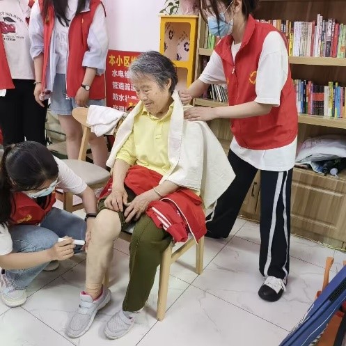 一群小孩在桌子上  中度可信度描述已自動生成