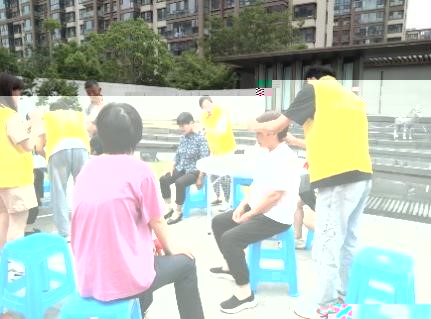 小孩站在地上  中度可信度描述已自動生成